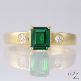 emerald-cut-tsavorite-and-diamond-ring-lstr378