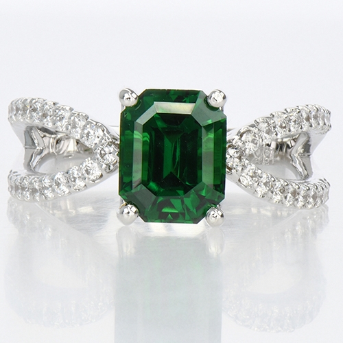 tsavorite-and-diamond-split-shank-pavé-ring-lstr454