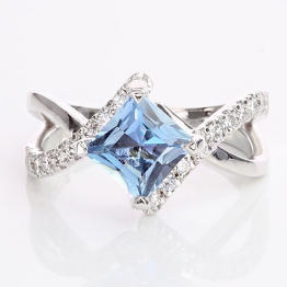 aquamarine-and-diamond-split-shank-ring-lstr480