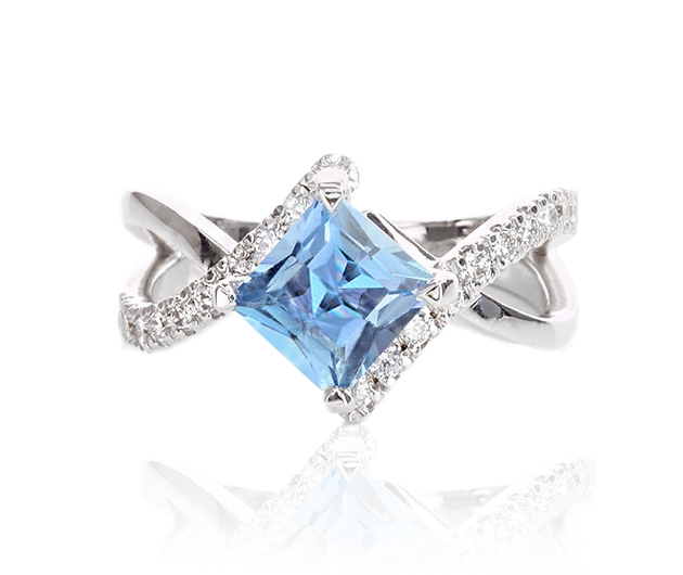 aquamarine-and-diamond-split-shank-ring-lstr480
